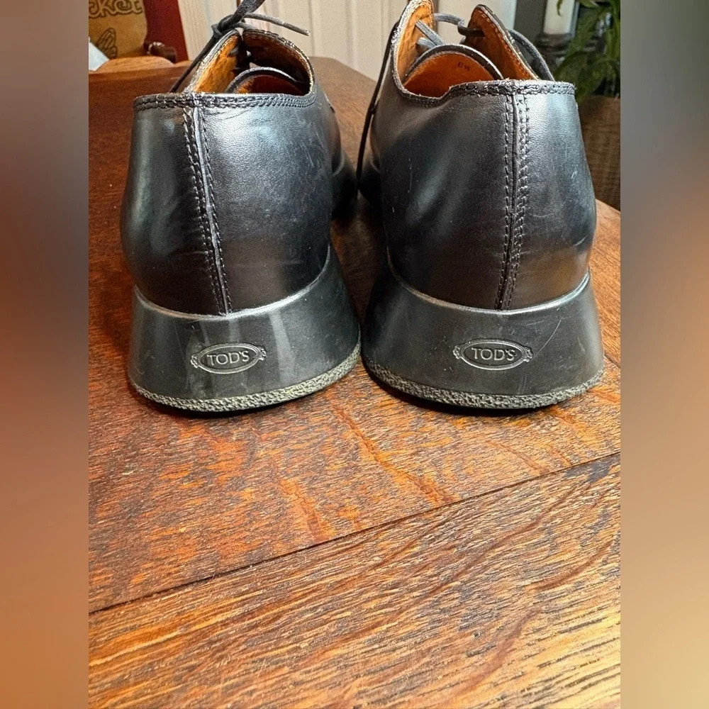 Tod’s- Classic Black Leather Oxford Shoes with a Thick Sole. Size US 7.5
